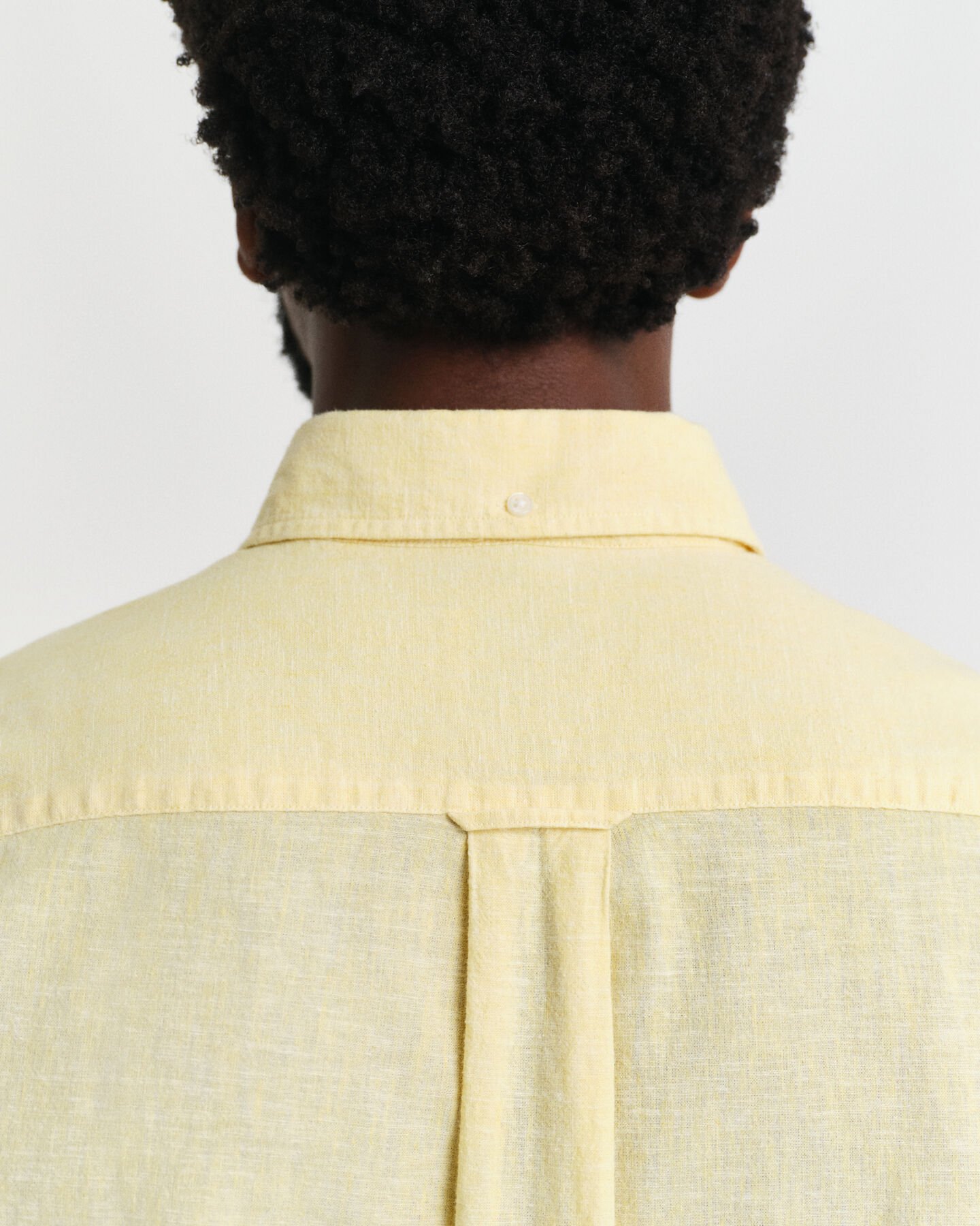 Chemise regular fit en coton et lin &agrave; manches courtes