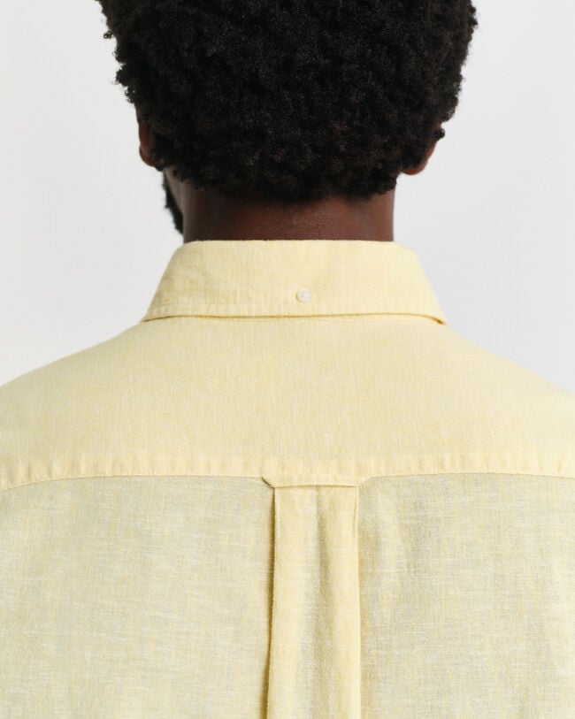 Chemise regular fit en coton et lin &agrave; manches courtes